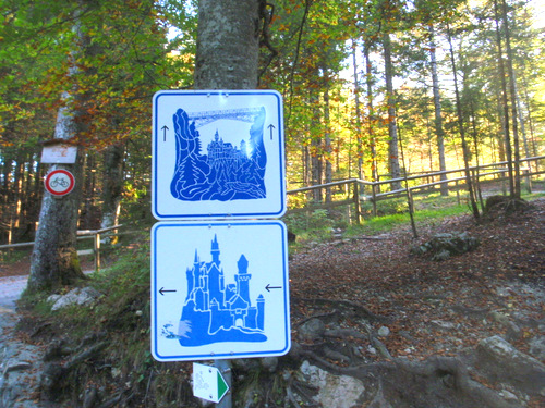 Walking path to the Castle (left) or St Mary's Bridge (straight ahead).